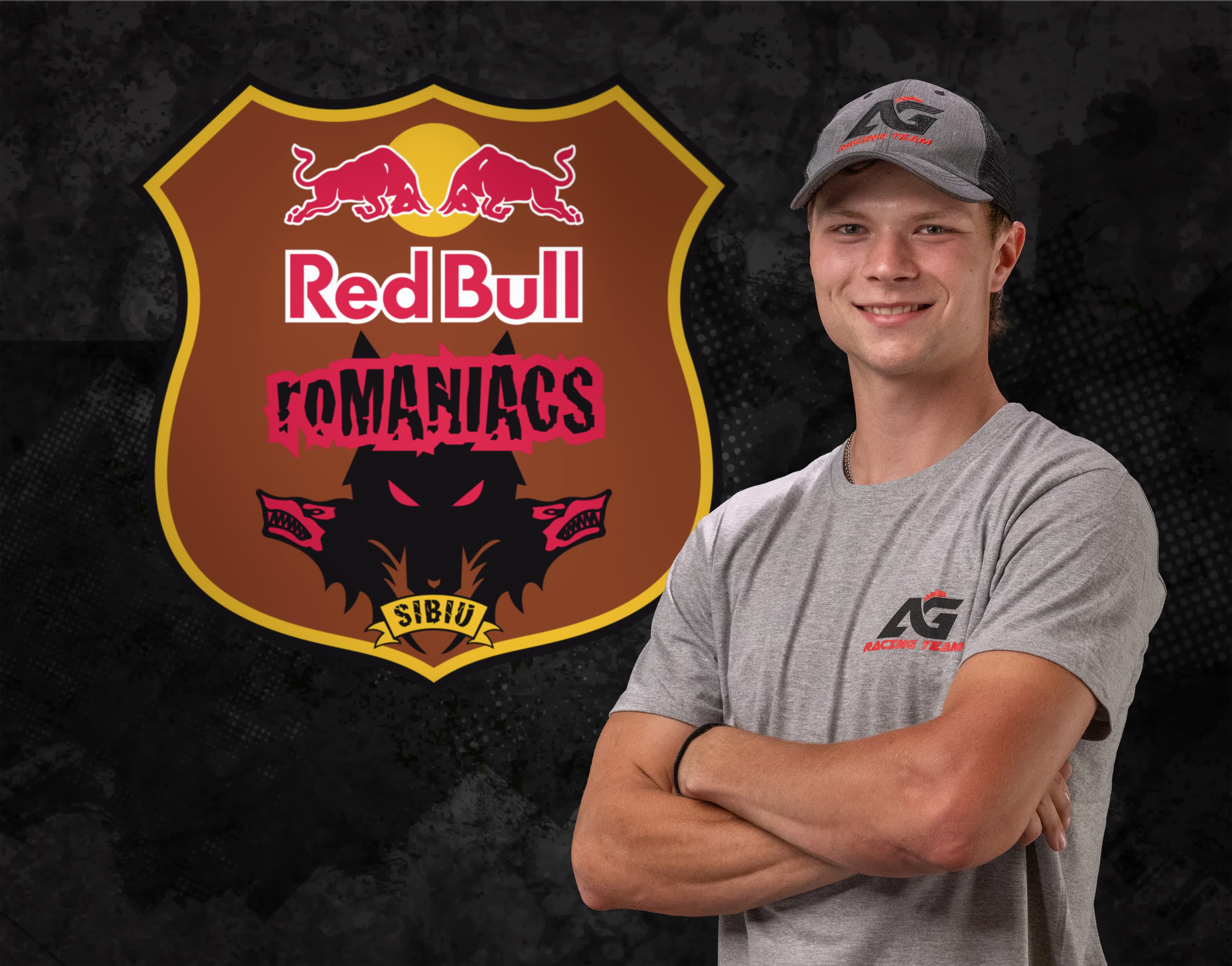 Junger Mann mit Kappe und verschränkten Armen posiert neben dem Red Bull Romaniacs Sibiu Logo.